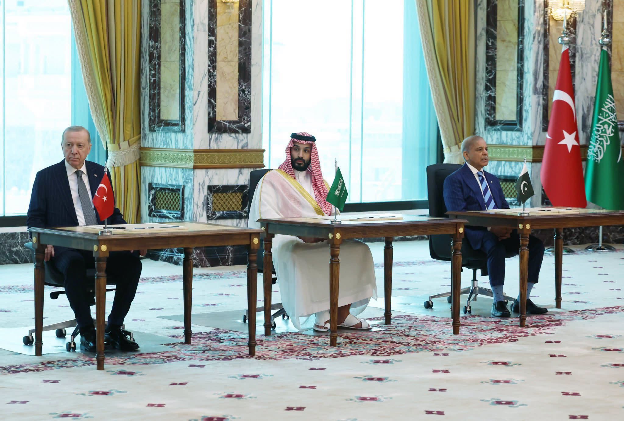 عبدالخالق عبدالله يشكك في جدوى اتفاق الدفاع المشترك بين السعودية وتركيا وباكستان