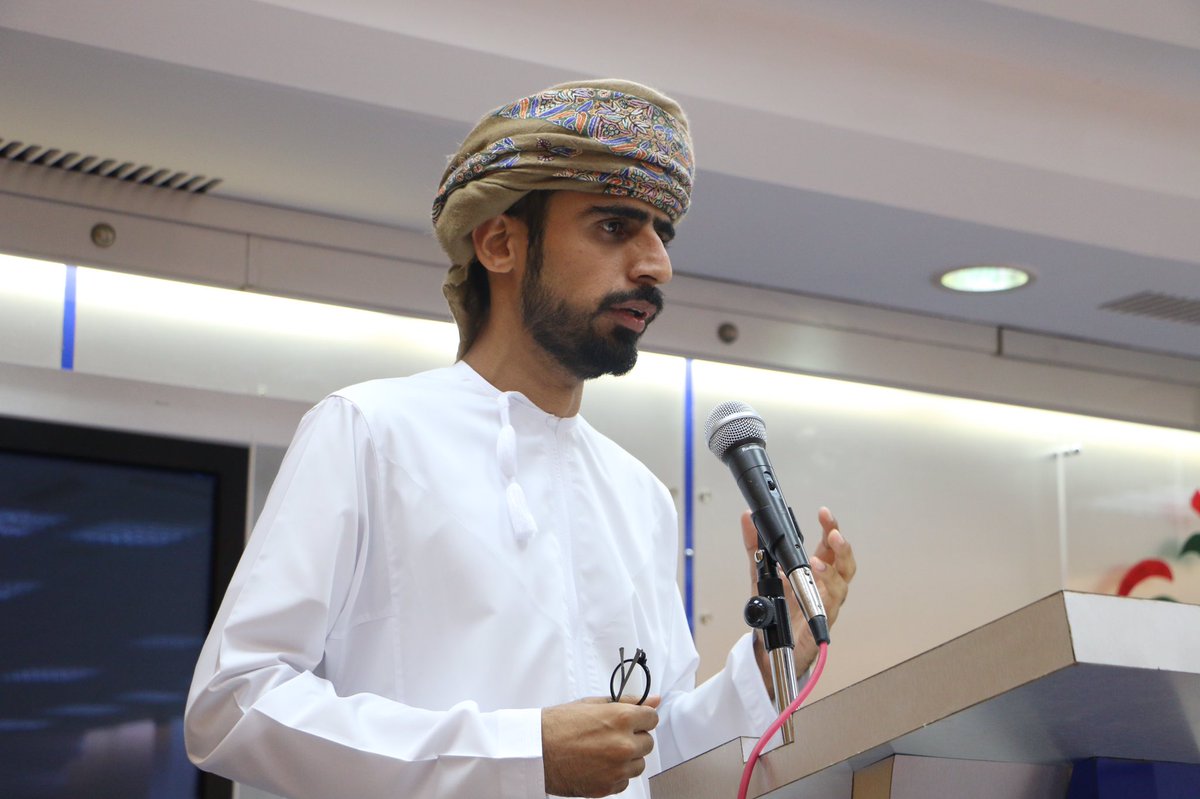 من هو جمال الملا؟ كيف أصبح الشاعر العُماني أحد أكثر الإعلاميين الإماراتيين إثارة للجدل؟