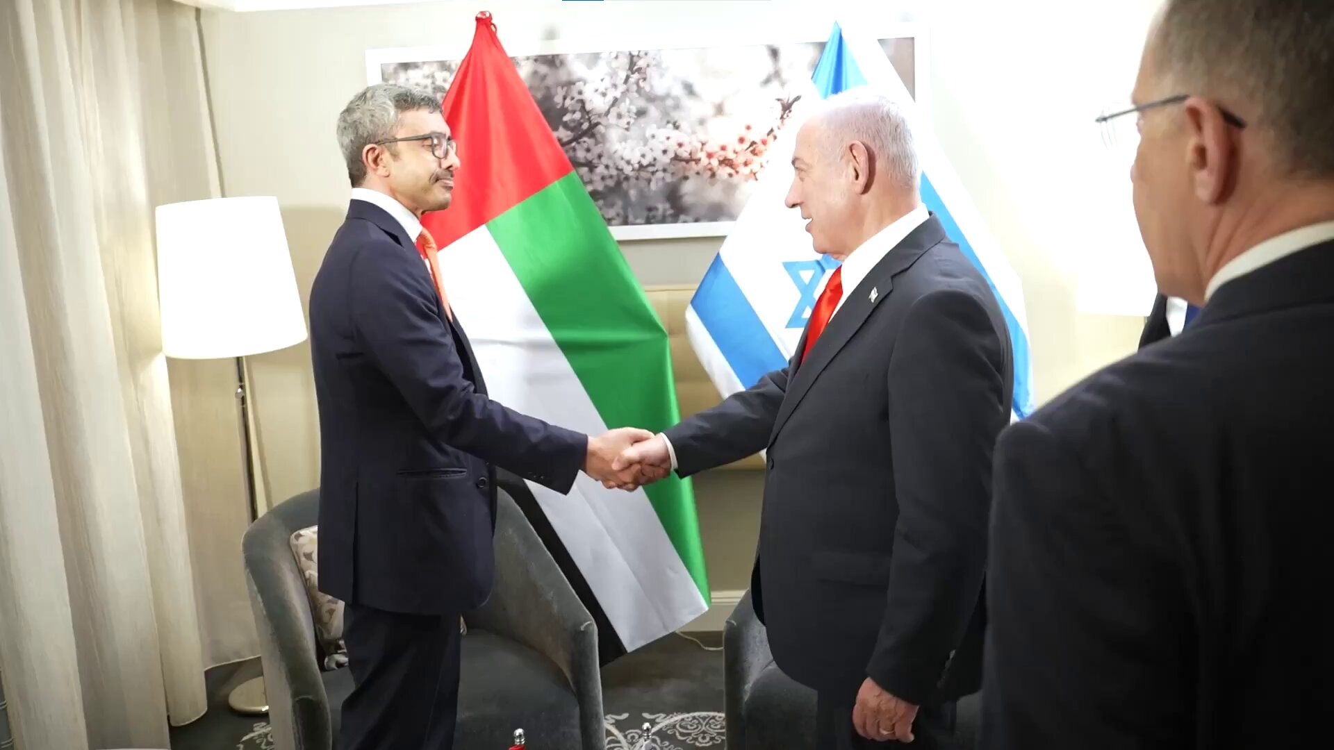 صحيفة إسرائيلية: أبوظبي تدعم هجوماً أمريكياً محتملاً على إيران