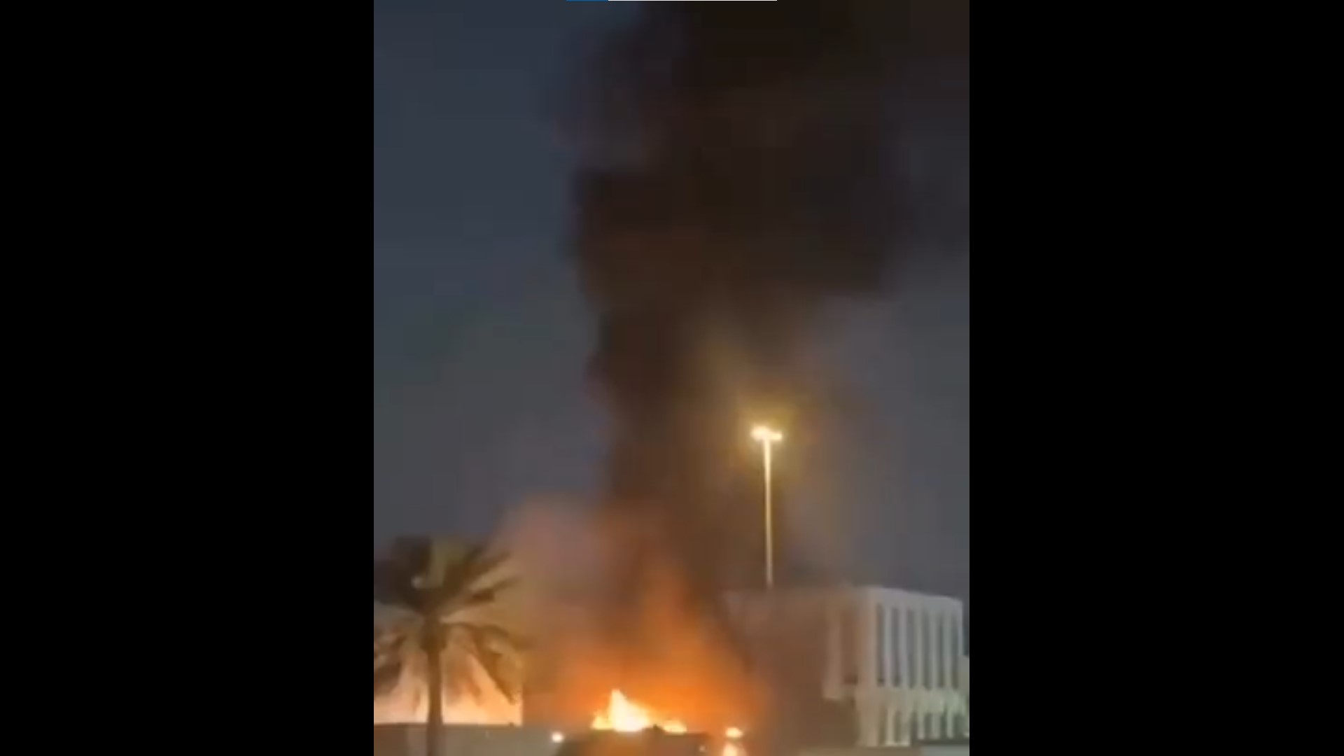 مسيّرة إيرانية تضرب محيط القنصلية الأمريكية في دبي