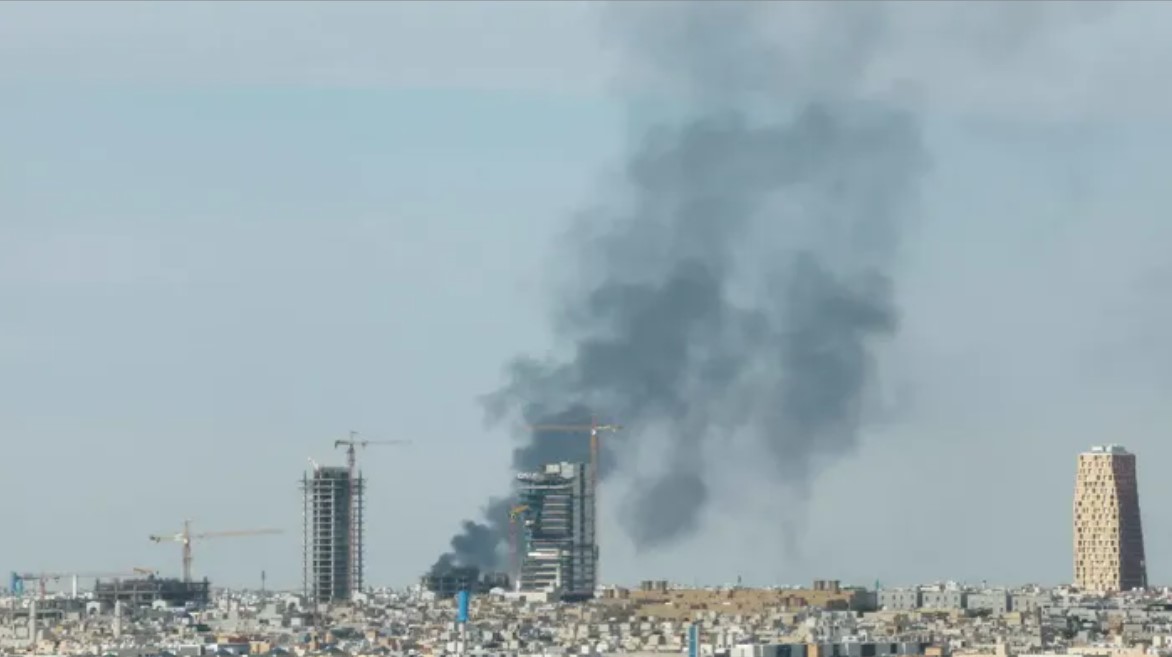 السعودية تعلن مقتل شخصين جراء سقوط مقذوف على موقع سكني