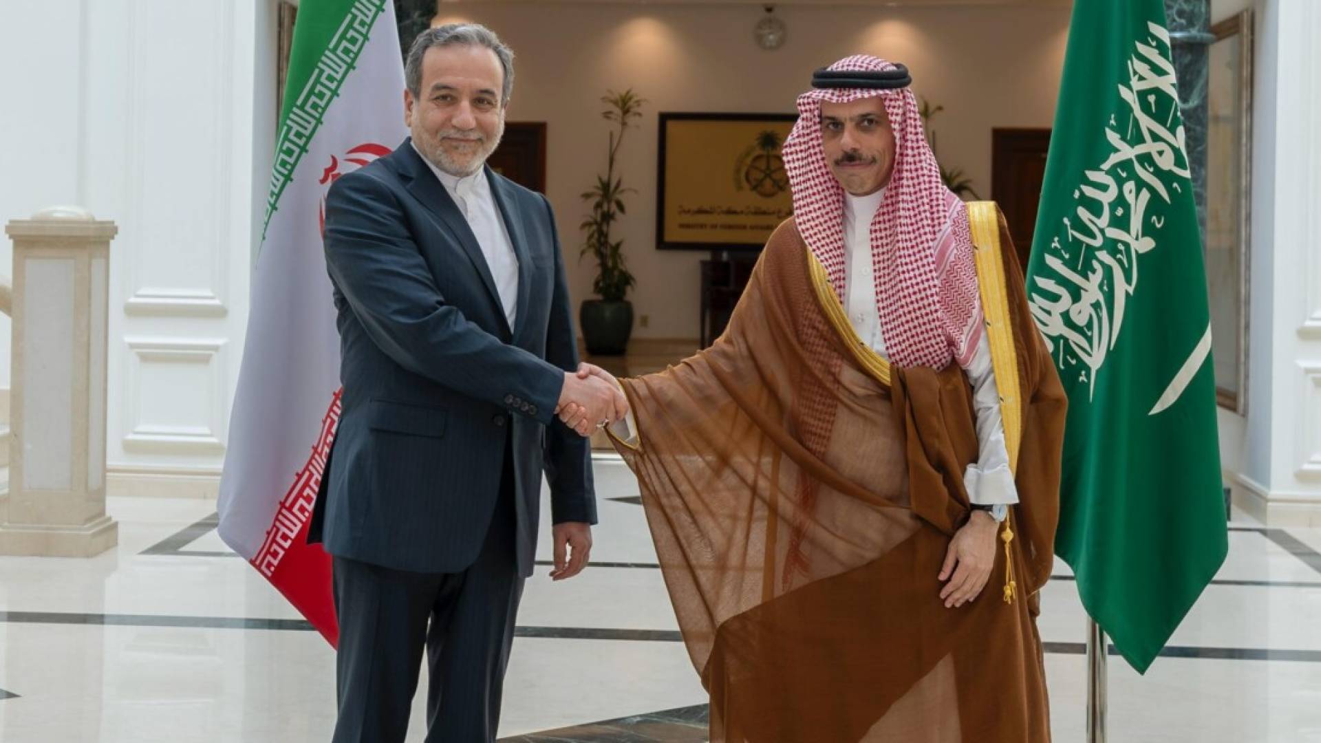 عقب اعلان الهدنة.. اتصال إيراني سعودي لبحث خفض التوتر