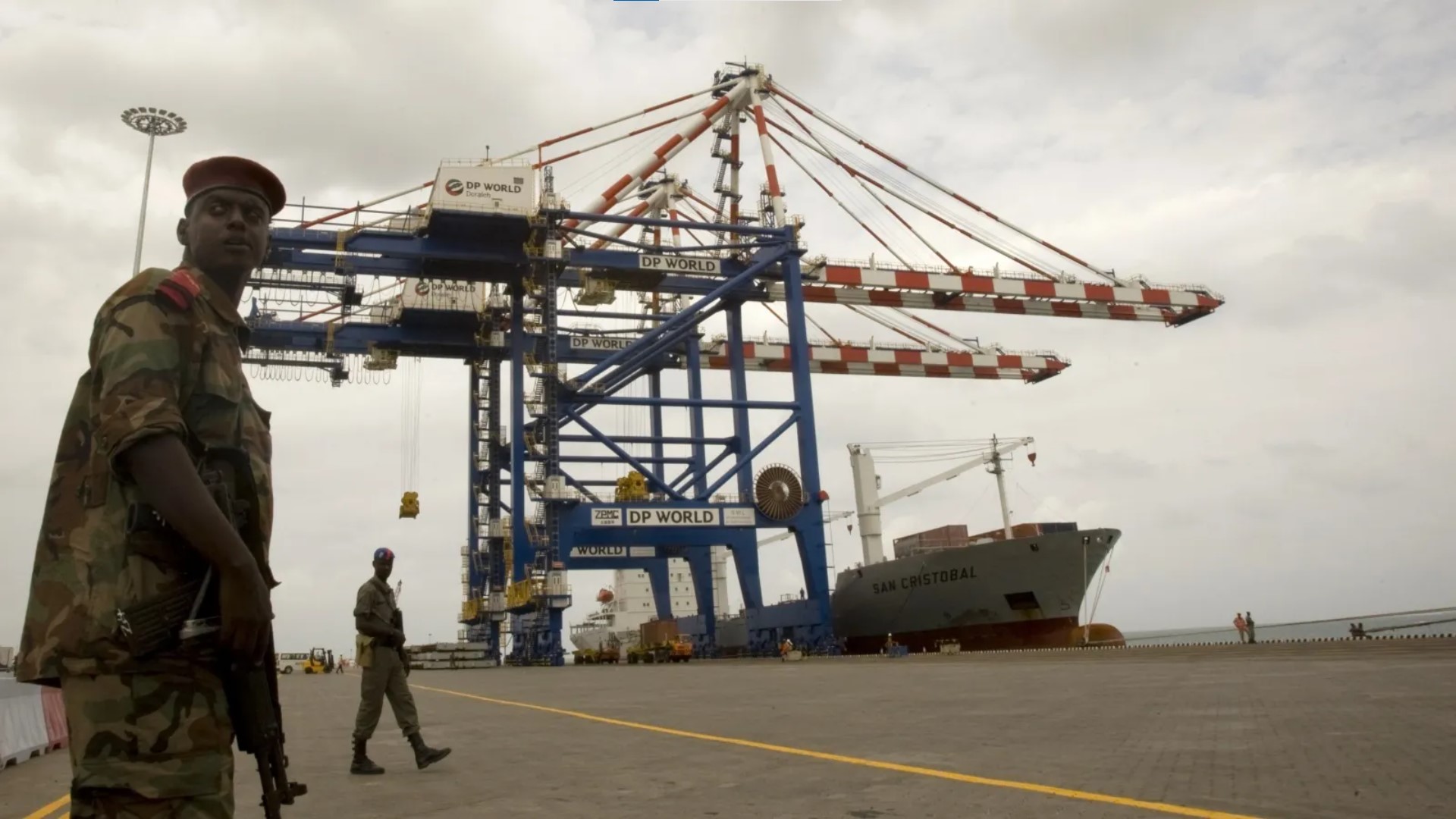 صحيفة إسبانية: أبوظبي القوة "الخفية" التي تعيد رسم خارطة النفوذ من الموانئ إلى الذهب