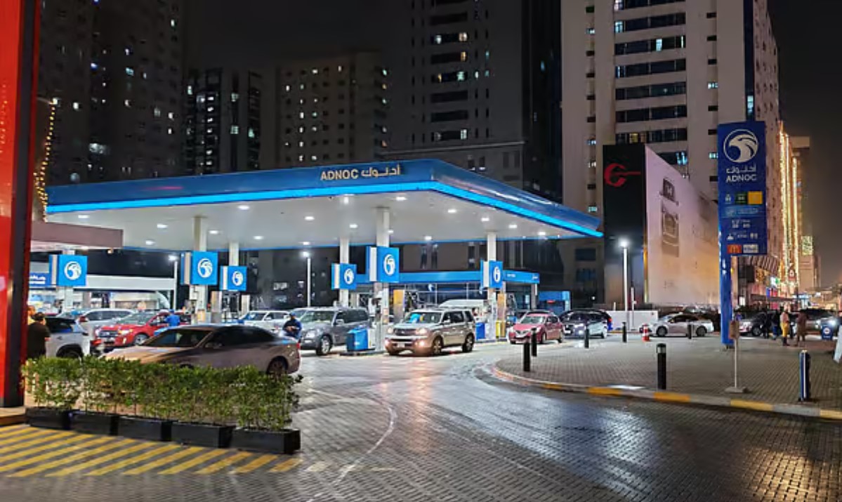 عشية تطبيق التعرفة الجديدة.. طوابير "ساعات الذروة" تجتاح محطات الوقود في الإمارات