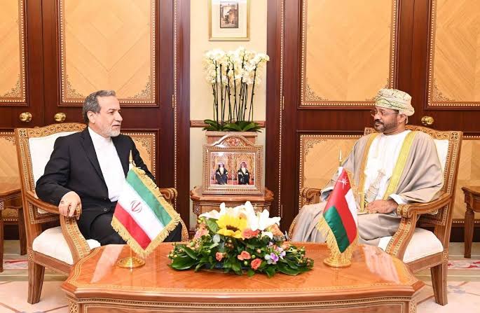 إيران تستأنف المحادثات مع عُمان حول إدارة مضيق هرمز