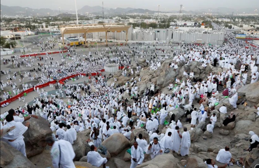 الحجاج يتوافدون إلى صعيد عرفات لأداء ركن الحج الأعظم