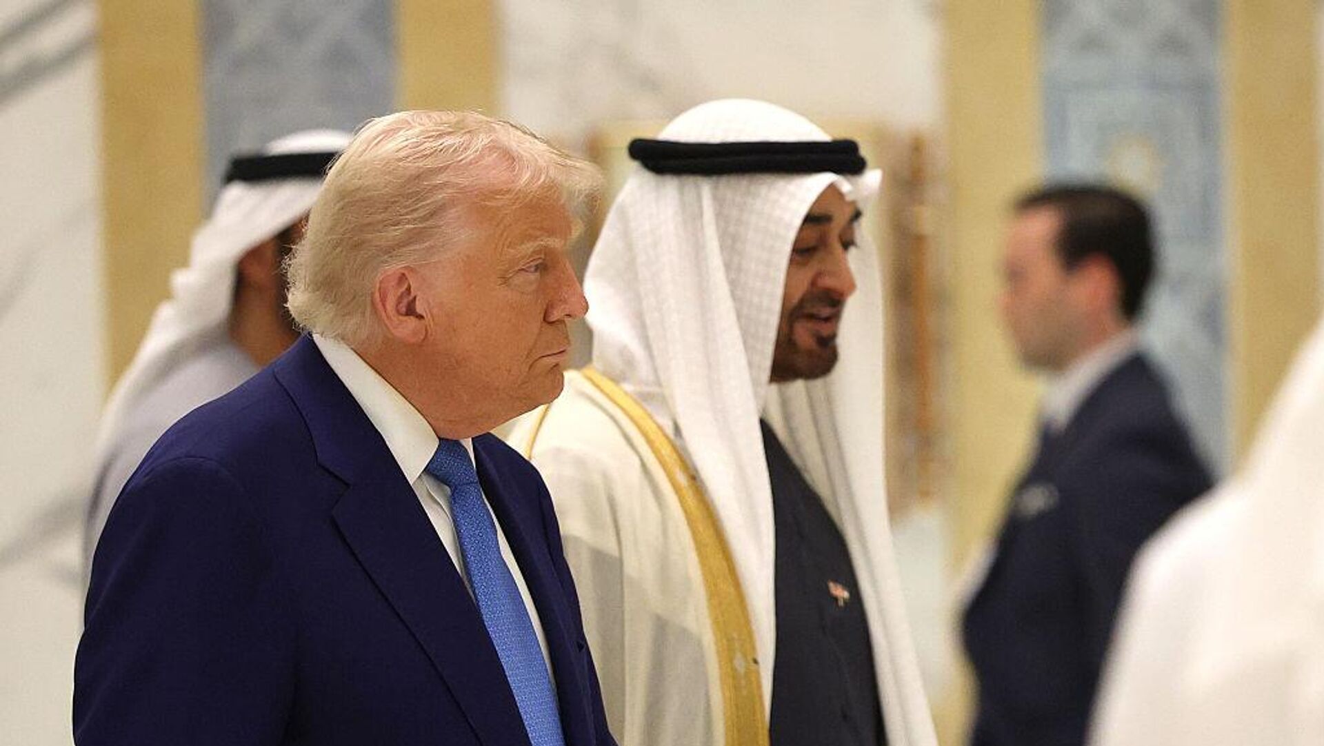 ترامب: نبحث تقديم دعم مالي واتفاق عملات مع الإمارات