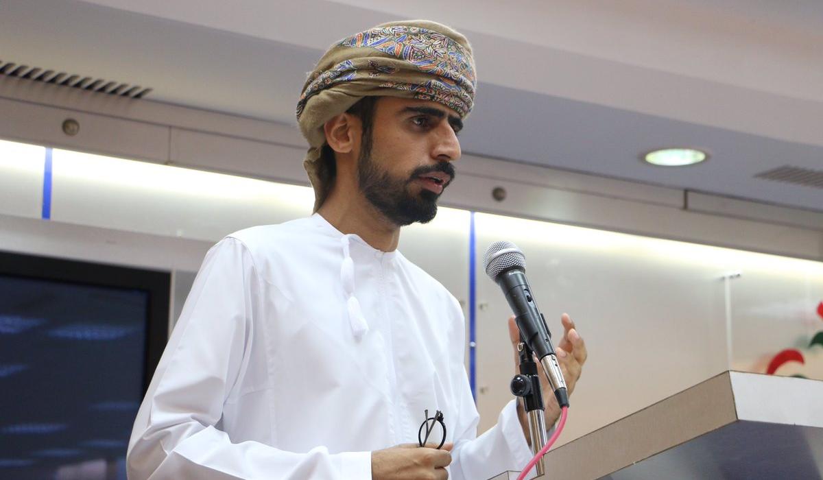 من هو جمال الملا؟ كيف أصبح الشاعر العُماني أحد أكثر الإعلاميين الإماراتيين إثارة للجدل؟