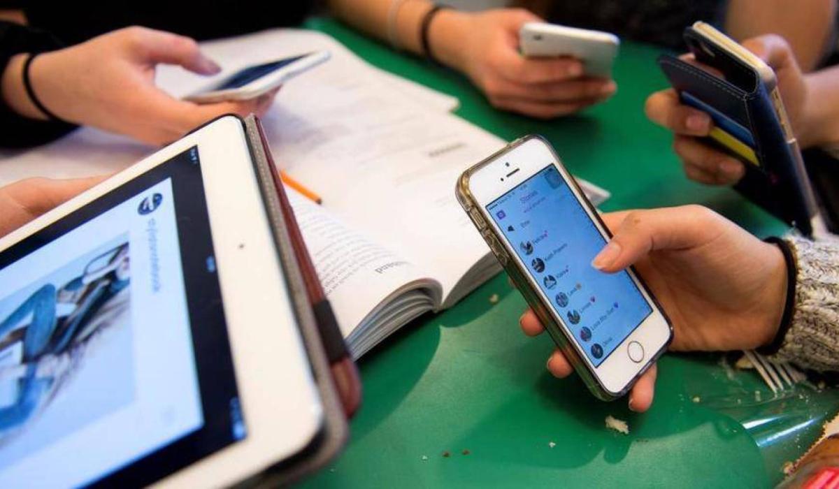 الإمارات تحدد أدنى سن لاستخدام وسائل التواصل الاجتماعي عند 15 عاماً