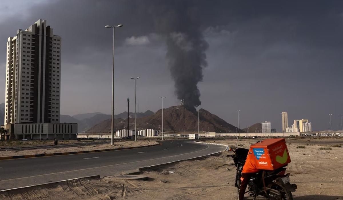 حريق محدود في الفجيرة بعد اعتراض مسيّرة.. وإيران تهدد باستهداف موانئ ومواقع بالإمارات