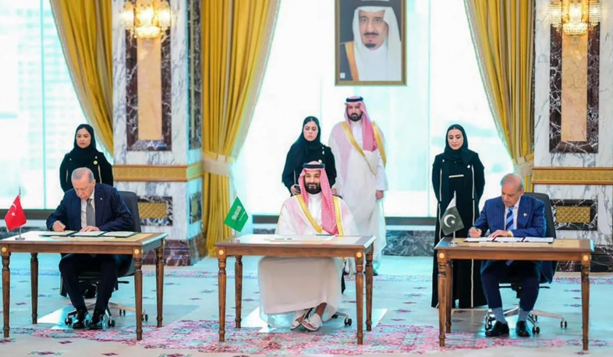"فقيرة وأمّية".. عبدالخالق عبدالله يسخر من باكستان على خلفية اتفاق مكة