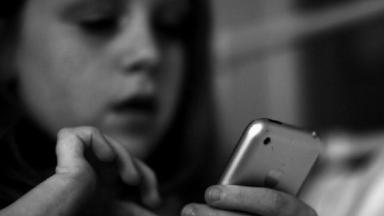 خبراء يحذرون من مكالمات احتيالية تستهدف الأطفال وتسرق بيانات أسرهم