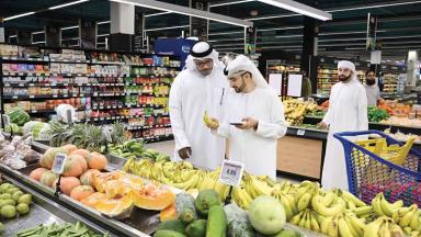 مستهلكون في الإمارات يشكون من فروق كبيرة بين أسعار العروض على "الأرفف" و"الكاشير"