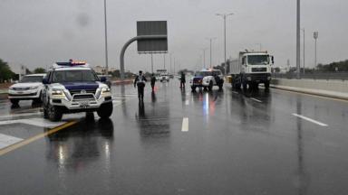 الداخلية  تدعو للالتزام بالسلامة المرورية وخفض السرعات خلال التقلبات الجوية