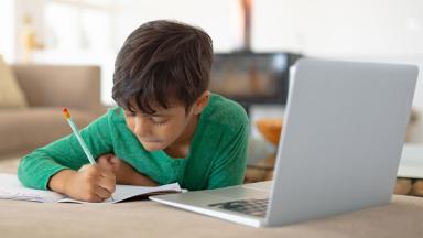 مدارس تطلق نموذجًا إلكترونيًا للإبلاغ عن أي إساءة خلال التعلم عن بُعد