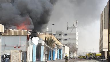 السيطرة على حريق مستودع ملابس في الشارقة دون إصابات