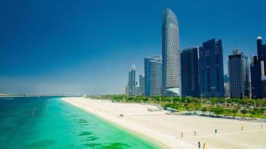 أبوظبي تغلق الحدائق والشواطئ وتعلّق الفعاليات مع توقعات بأمطار وارتفاع تدريجي للحرارة