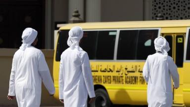 أولياء أمور يلجأون إلى وسائل نقل بديلة لأبنائهم هرباً من ارتفاع رسوم الحافلات