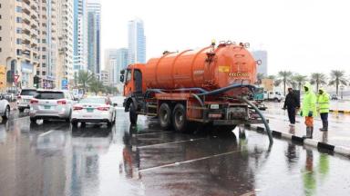 بلدية الشارقة تجهز 1200 موظف و180 صهريجاً لمواجهة الأمطار
