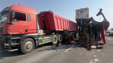 شرطة دبي: إصابة شخص في تصادم شاحنتين بسبب عدم الالتزام بمسافة الأمان