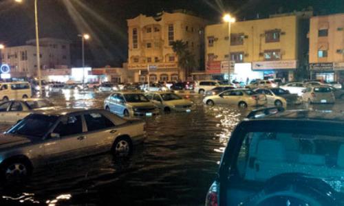 الأمطار الغزيرة تغمر منازل مواطنين في رأس الخيمة